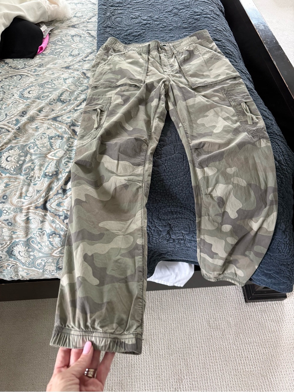 American Eagle Wonen’s Camo Cargo Joggers - Olive Green never worn